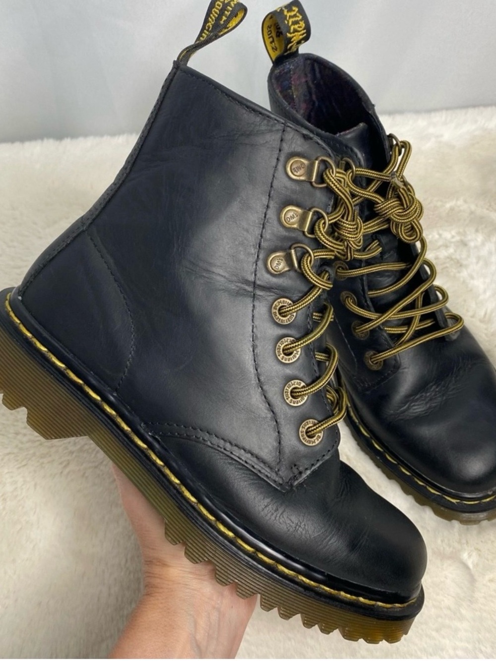 Dr. Martens Luana Black Leather
Lace Up Combat Boots Women's 7
AW004